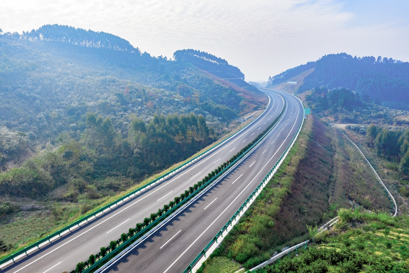 6.高速公路與群山相連，植被覆蓋率高，與原生態(tài)環(huán)境恢復(fù)有機(jī)結(jié)合.jpg