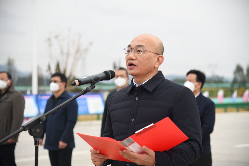 自治區(qū)交通運輸廳黨組成員、總工程師陳津維宣布通車.jpg